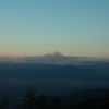 夕景の韮崎市街地と富士山