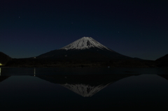 精進湖からの逆さ富士山　１