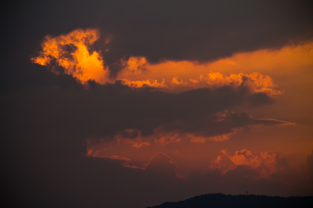 色づく雲