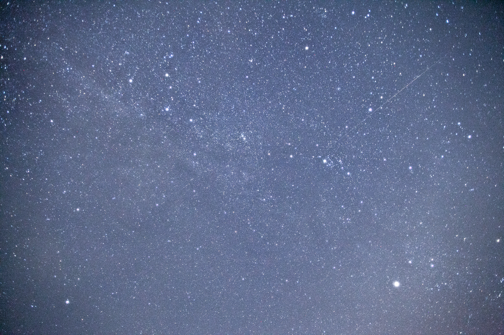 交差する人工衛星！？流星！？