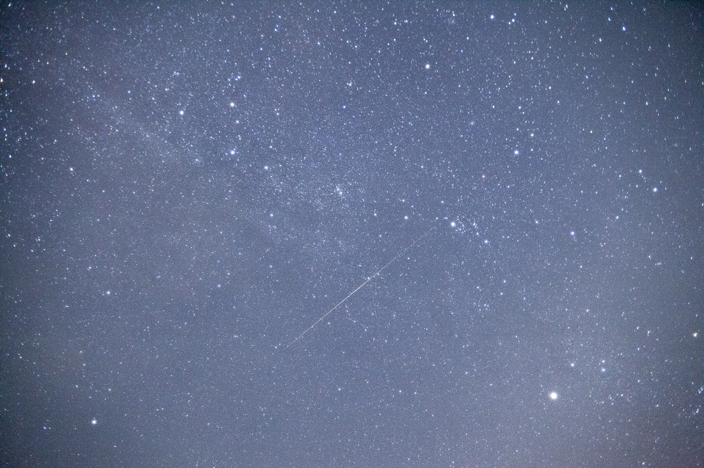 交差する人工衛星！？　流星！？　