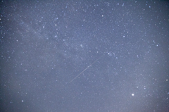 交差する人工衛星！？　流星！？　