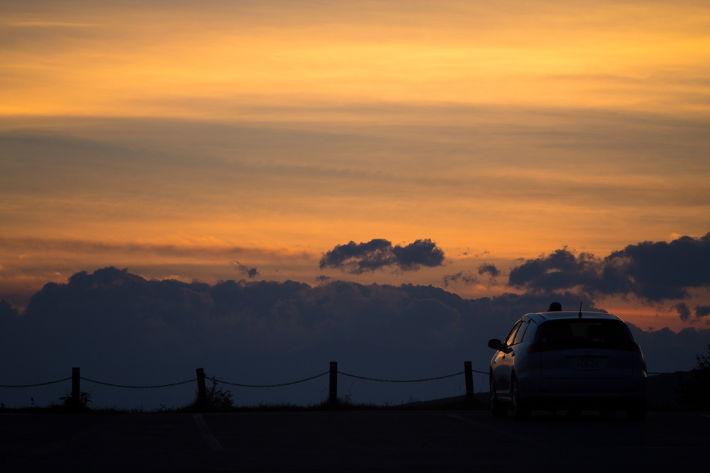 夕焼けと車