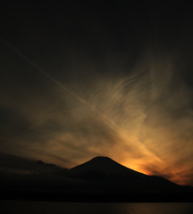 山中湖の夕景と富士山