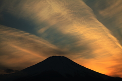 色付く雲と富士山