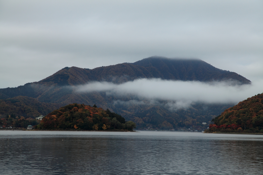 曇り空の河口湖