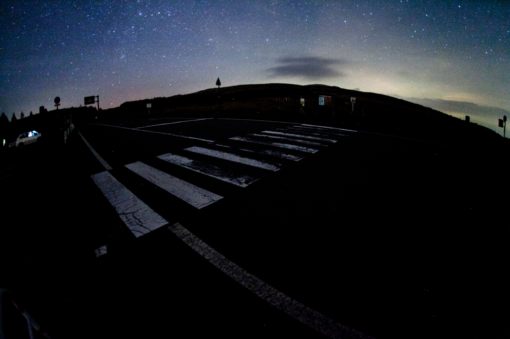 横断歩道と星空