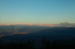 夕景の韮崎市街地と富士山
