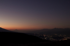 朝焼けの富士山と茅野市の夜景