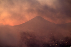 雲に隠れそうな富士山