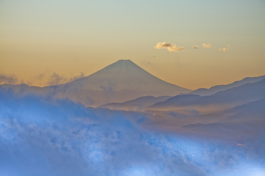 雲、青白く