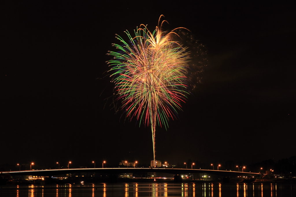 河口湖冬花火　湖上の舞