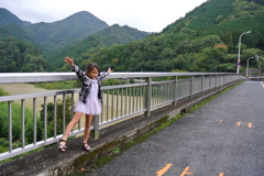 橋の上で