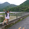 橋の上で