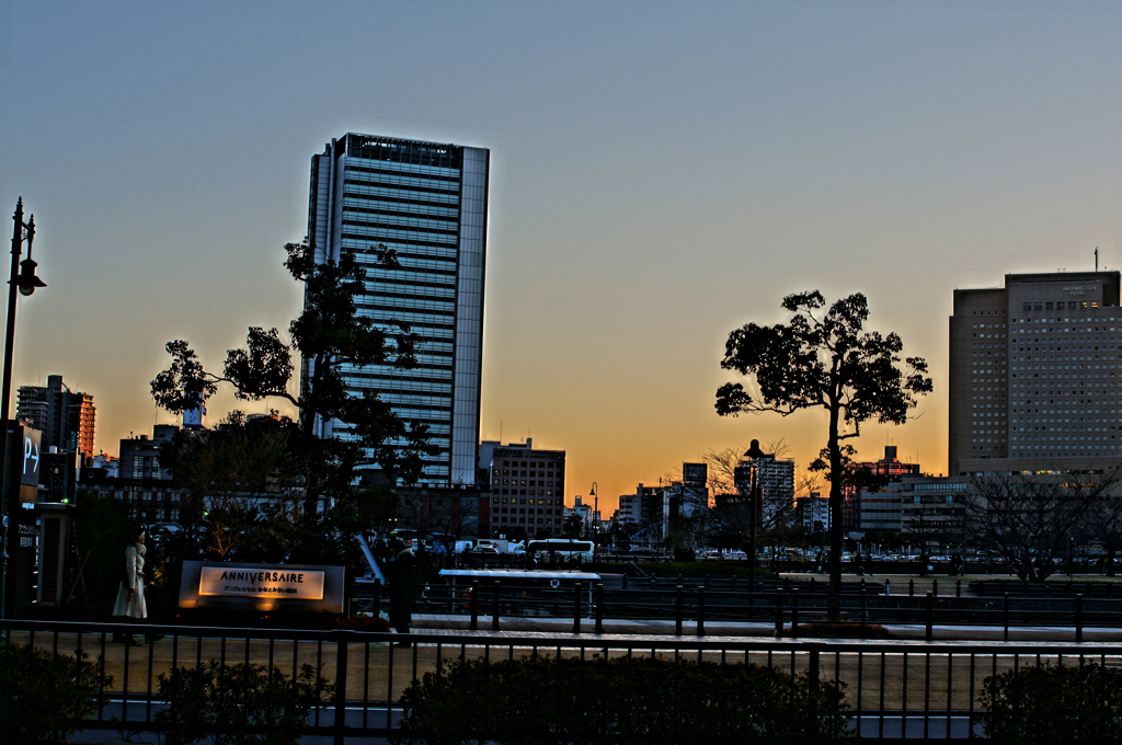 都会の夕暮れ