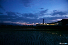 マジックアワーの夏の車窓