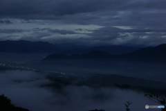 山の夜明け