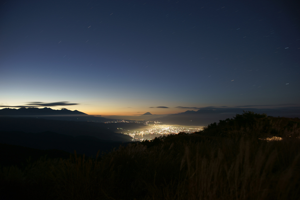諏訪湖の夜明け前