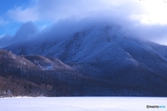 迫り来る雪山