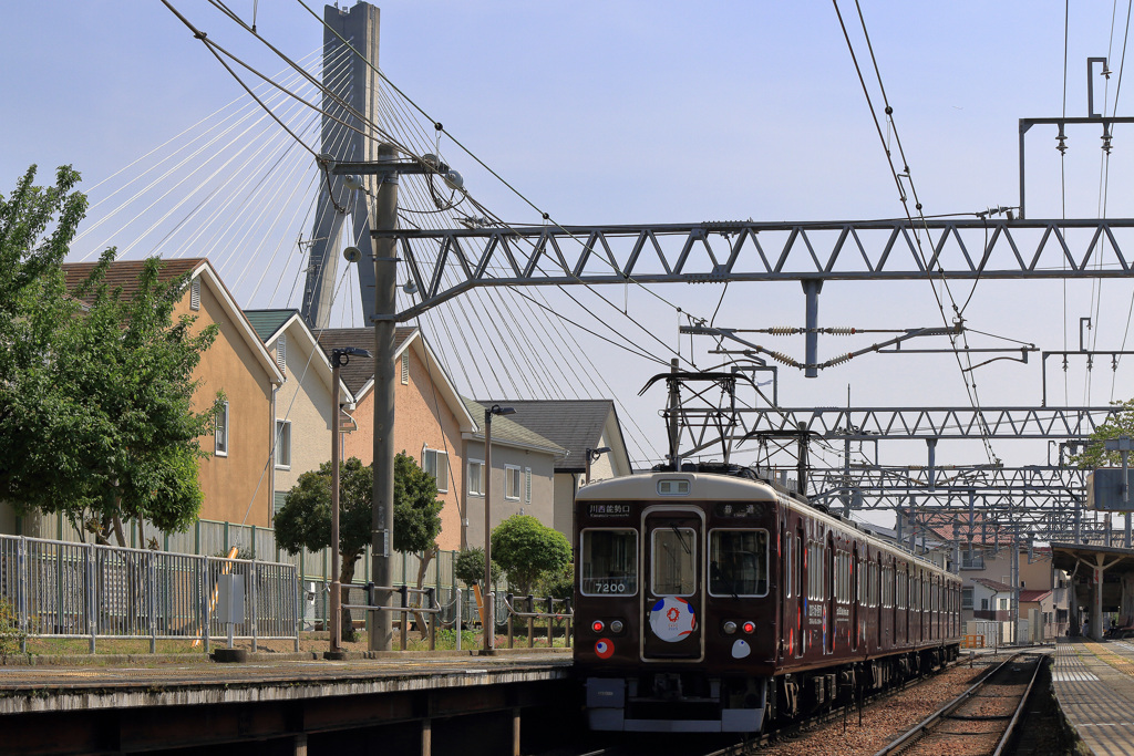 絹延橋第二踏切道からの絹延橋駅