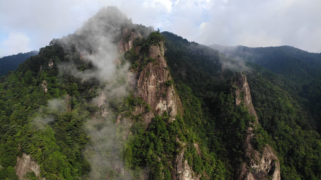 雪彦山の主たる壁面を一望で