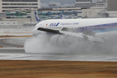 雨降り空港の到着便