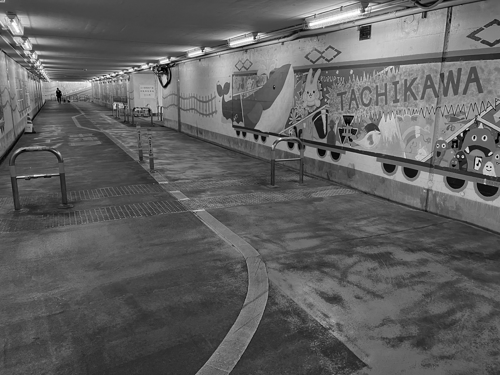 立川駅西側地下道