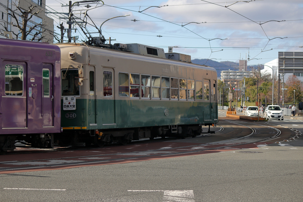 嵐電併用軌道部を走るモボ301