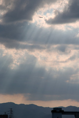 光芒差す雲間に