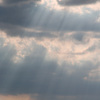 光芒差す雲間に