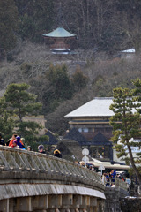 雪舞う渡月橋のむこう側