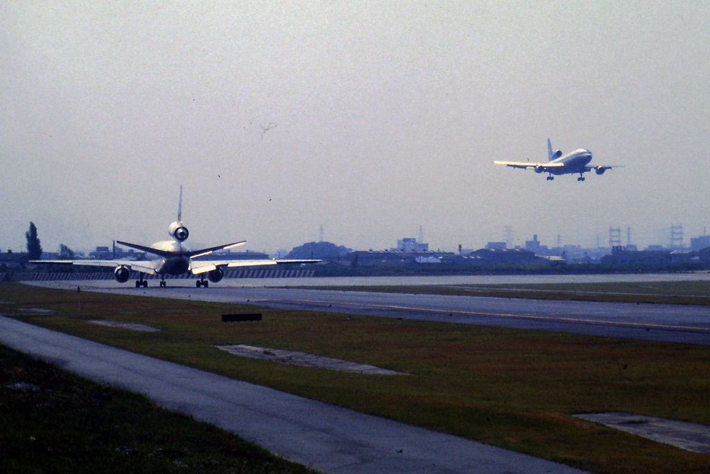 32L出発機と到着機三発機の交差