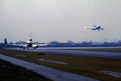 32L出発機と到着機三発機の交差