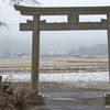 鳥居の向こうの風景