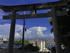 鳥居越しの・・・