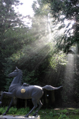 朝霧輝く奉納神馬像