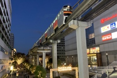 立川イルミネーションと多摩モノレール