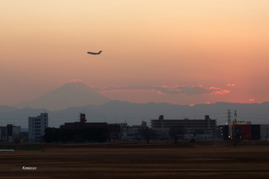 立川から見る夕焼け富士 米軍輸送機添え