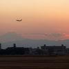 立川から見る夕焼け富士 米軍輸送機添え