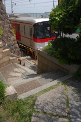門の前は塩屋東第一踏切