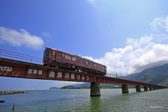 由良川橋梁を渡る観光列車