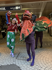 駅マルシェでの獅子舞