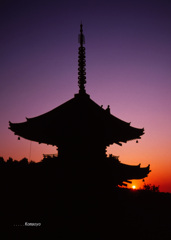 神戸大山寺多宝塔と夕陽