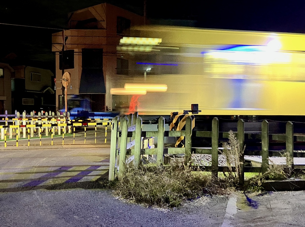夜の踏み切りな風景