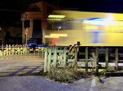 夜の踏み切りな風景