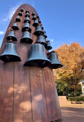 国立音大のオブジェと紅葉