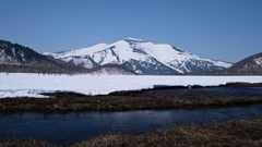 残雪豊富な尾瀬ヶ原と至仏山