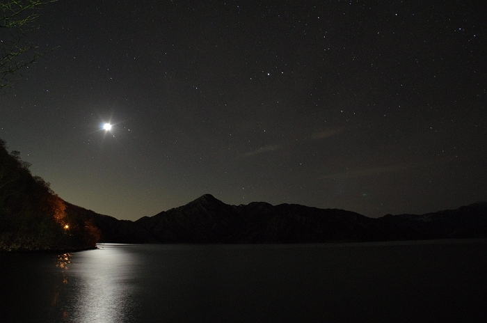 月灯りの中禅寺湖