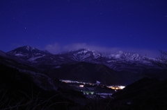 冬　月夜に照らされる女峰山