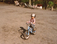 自転車に乗る少年